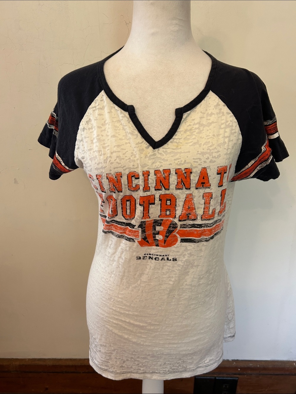 Cincinnati Bengals V‑Neck Raglan Tee in White, Black & Orange Size M EUC